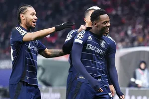 Jhon Duran từ chối mừng sinh nhật sau khi ghi bàn thứ 6 khi vào sân từ ghế dự bị.