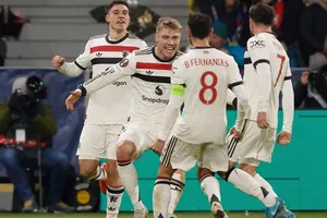 Rasmus Hojlund ghi cú giúp Man.United ngược dòng đánh bại Viktoria Plzen 2-1.