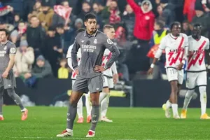 Jude Bellingham ghi bàn trận thứ 6 trận liên tiếp nhưng Real Madrid vẫn hòa 3-3 tại Rayo Vallecano.