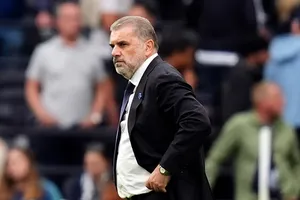HLV Ange Postecoglou có vẻ “thấm đòn” vì sự khắc nghiệt của công việc tại Premier League.