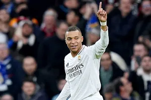 Kylian Mbappe tỏa sáng cùng Real Madrid thắng 4-2 trước Sevilla và vươn lên nhì bảng La Liga.