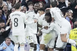 Real Madrid đánh bại Sevilla 4-2 qua đó khép lại năm với vị trí nhì bảng La Liga.