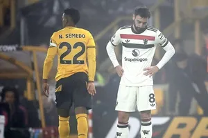 Bruno Fernandes nhận thẻ đỏ thứ 3 trong mùa giải khiến Man.United thua 0-2 tại Wolves.