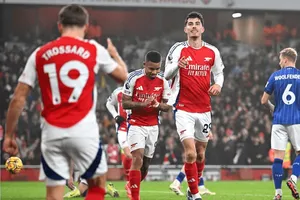 Arsenal thắng 1-0 trước Ipswich Town để vươn lên vị trí thứ 2 tại Premier League.