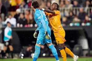 Vinicius nhận thẻ đỏ trực tiếp phút 79 vì đánh vào đầu thủ môn Stole Dimitrievski của Valencia.