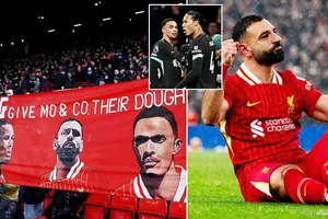 Biểu ngữ của người hâm mộ Liverpool tại Anfield ủng hộ hợp đồng mới cho bộ 3 ngôi sao.