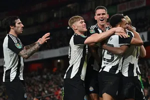Newcastle thắng 2-0 ngay trên sân Arsenal ở lượt đi bán kết Cúp Liên đoàn.