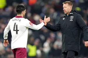 HLV Graham Potter ra mắt bằng việc West Ham thua 1-2 tại Aston Villa và bị loại khỏi FA Cup từ vòng 3.