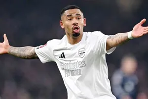 Bukayo Saka phải ngồi ngoài nhiều tuần giờ Gabriel Jesus có thể đối mặt điều tương tự.