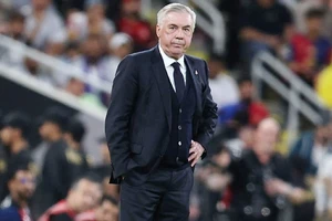 HLV Carlo Ancelotti chịu nhiều áp lực khi Real Madrid thua Barcelona 2-5 ở chung kết Siêu cúp Tây Ban Nha.