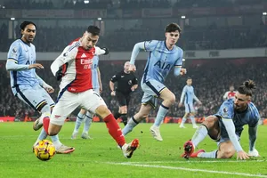 Arsenal thắng Tottenham 2-1 để thu hẹp khoảng cách với đội đầu bảng Liverpool xuống còn 4 điểm.