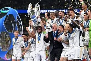 Real Madrid đã trở thành CLB bóng đá đầu tiên đạt doanh thu hàng năm hơn 1 tỷ EUR.