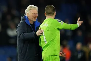 HLV David Moyes ăn mừng cùng thủ môn Jordan Pickford sau trận thắng của Everton trước Brighton