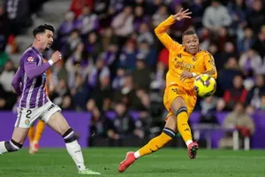 Kylian Mbappe ghi hat-trick đầu tiên cho Real Madrid trong chiến thắng 3-0 trên sân Valladolid.