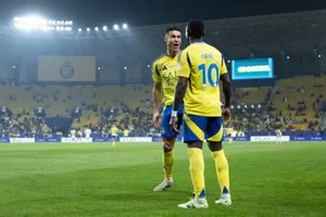 Ronaldo ăn mừng bàn thắng cùng người đồng đội Sadio Mane