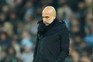 Vẻ chán chường của HLV Pep Guardiola khi chứng kiến Man.City liên tục đánh rơi chiến thắng.