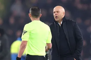 HLV Arne Slot và trợ lý Sipke Hulshoff bị Liên đoàn bóng đá Anh (FA) buộc tội có hành vi sai trái.