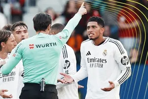 Jude Bellingham khẳng định trọng tài Jose Luis Munuera mắc lỗi dịch thuật nên rút thẻ đỏ trực tiếp với anh.