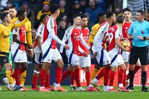 Hành vi phản đối của cầu thủ với trọng tài Michael Oliver khiến Arsenal bị phạt 65.000 bảng.