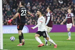Mohamed Salah ghi một bàn và kiến tạo trong gỡ hòa 2-2 của Liverpool tại Aston Villa.