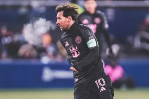 Thời tiết giá lạnh không thể ngăn Lionel Messi tỏa sáng ngay trận chính thức đầu tiên mùa giải mới.