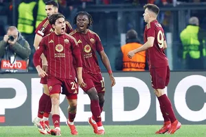 Paulo Dybala ghi cú đúp bàn thắng trong vòng 4 phút giúp AS Roma đánh bại Porto 3-2.