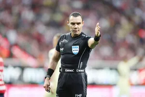 Trọng tài Marco Antonio Ortiz Nava bị kỷ luật vì xin chữ ký của Lionel Messi sau trận đấu.