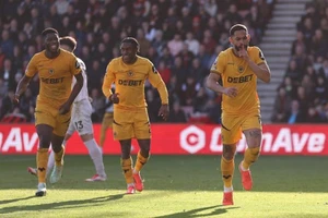 Cunha (ngoài cùng bên phải) mang về chiến thắng 1-0 cho Wolves trước Bournemouth