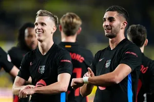 Dani Olmo và Ferran Torres vào sân để ghi bàn giúp Barcelona thắng 2-0 tại Las Palmas