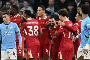 Mohamed Salah ghi bàn và kiến tạo giúp Liverpool thắng 2-0 tại Man.City.