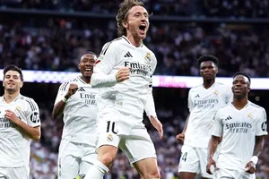 Luka Modric mở tỷ số giúp Real Madrid đánh bại Girona 2-0 và chia sẻ ngôi đầu với Barcelona.