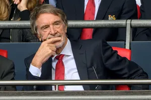 Tỷ phú Sir Jim Ratcliffe cho thấy sẵn sàng làm mọi thứ để giúp Man.United vượt qua khó khăn tài chính.