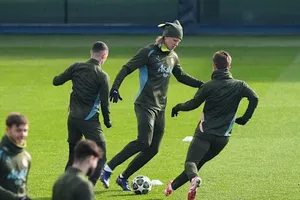 Erling Haaland tập luyện vào thứ Ba nhưng vẫn chờ được đánh giá đã hoàn toàn hồi phục chấn thương đầu gối hay chưa.