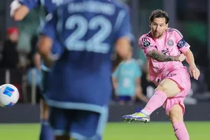 Lionel Messi mở tỷ số trong chiến thắng 3-1 ở lượt về trước Sporting Kansas City.