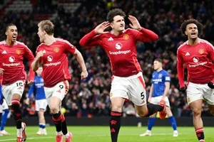 Harry Maguire sắm vai người hùng khi ghi bàn giúp Man.United đánh bại Ipswich Town 3-2.