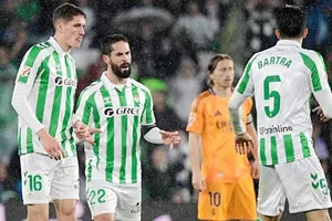Isco dẫn dắt Real Betis thắng ngược dòng 2-1 trước nhà đương kim vô địch Real Madrid.