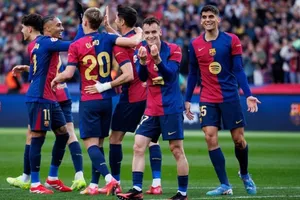 Barcelona dễ dàng đánh bại 10 cầu thủ Sociedad 4-0 để giành lại vị trí dẫn đầu tại La Liga. 