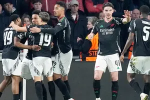 Arsenal lập kỷ lục Champions League với chiến thắng 7-1 tại PSV Eindhoven.