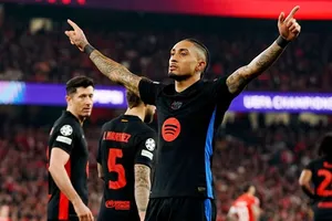 Raphinha ghi bàn quyết định giúp Barcelona chỉ còn 10 người vẫn thắng 1-0 trên sân Benfica.