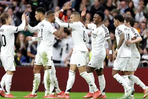 Real Madrid thắng Vallecano 2-1 qua đó san bằng điểm số với ngôi đầu La Liga của Barcelona.