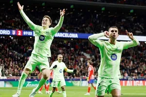 Atletico Madrid đã từ bỏ lợi thế dẫn trước 2 bàn khi để thua ngược thua 2-4 trước Barcelona.