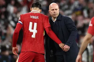 HLV Arne Slot vẫn phải chờ thêm để có thể mừng chức vô địch đầu tiên cùng Liverpool.