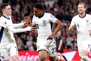 Myles Lewis-Skelly lập kỷ lục trong ngày ra mắt chiến thắng của HLV Thomas Tuchel.