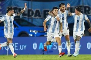 Thiago Almada ghi bàn duy nhất giúp Argentina thắng 1-0 tại Uruguay.
