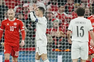 Cristiano Ronaldo thất vọng khi Bồ Đào Nha thua 0-1 trên sân Đan Mạch ở lượt đi tứ kết.