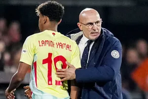 HLV Luis de la Fuente và Tây Ban Nha chật vật giành được trận hòa 2-2 trên sân Hà Lan.