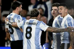 Argentina làm nhục đại kình địch Brazil với chiến thắng có tỷ số kỷ lục 4-1.