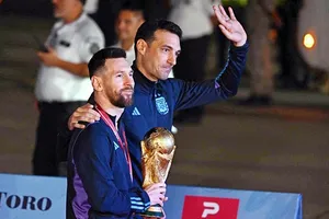HLV Lionel Scaloni kêu gọi ngừng gây áp lực lên Lionel Messi.