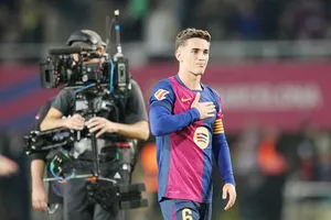 Tiền vệ Gavi mang băng đội trưởng của Barcelona khi mới 20 tuổi.