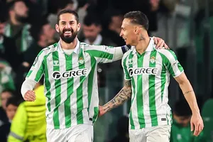 Tiền vệ Isco đã đùa rằng Real Betis cần huy động vốn cộng đồng để giữ chân Antony.